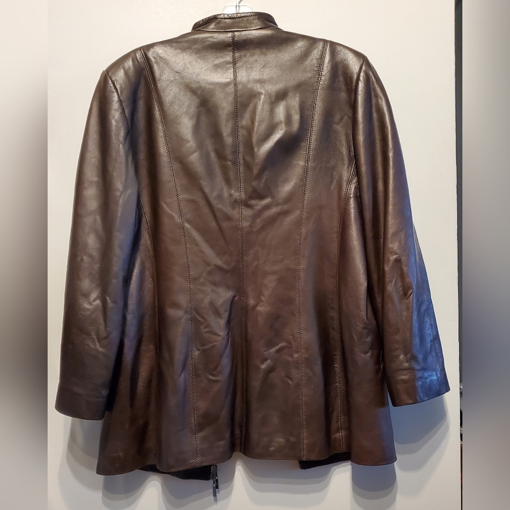 40. Danier Italian Leather Chocolate Brown Jacket - Picture 6 of 11